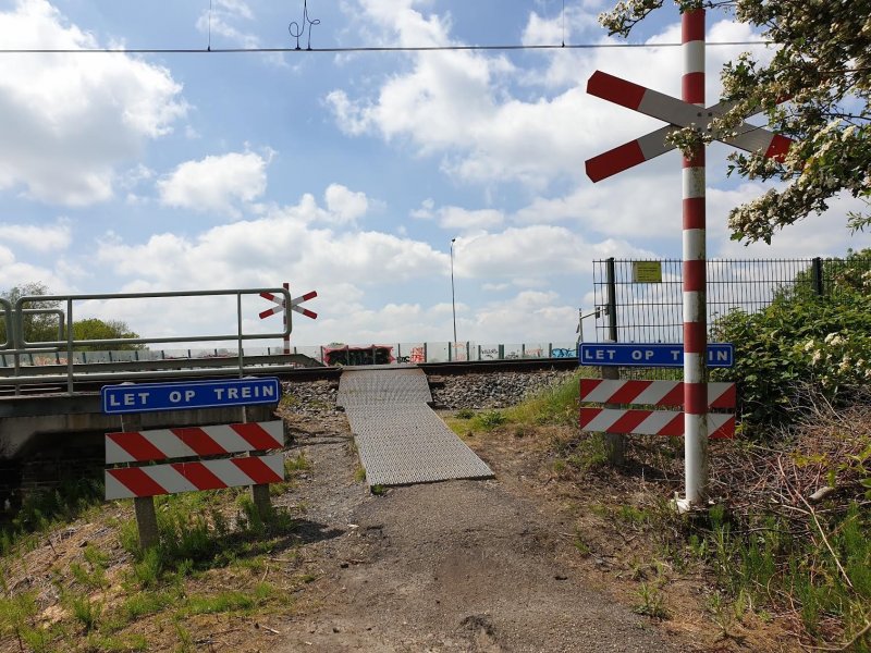 Een inmiddels aangepakte onbeveiligde overweg bij Bodegraven. (Foto: Treinenweb)